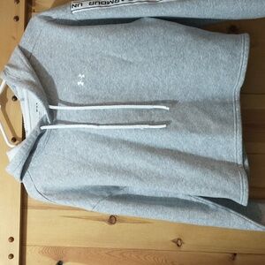 Juniors Under Armour sweatshirt